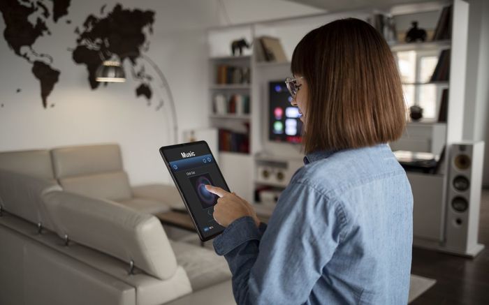 mulher controlando a casa pelo tablet